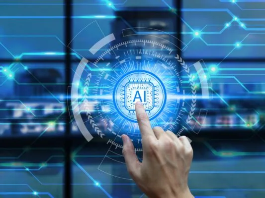 Wizualizacja sztucznej inteligencji – dłoń dotykająca cyfrowy układ scalony z napisem AI, symbolizująca automatyzację procesów kadrowo-płacowych za pomocą technologii i systemu SyKOF HR