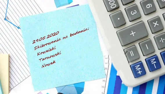 Kartka z datą przypominająca o skierowaniach na badania dla trzech pracowników