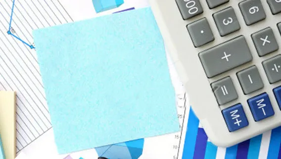 Kalkulator i wykresy jako symbol kalkulacji kosztów wyrobów