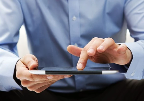 Korzystanie z tableta przez mężczyznę