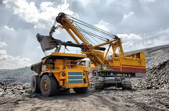 Rozwiązania dla przemysłu wydobywczego – sprzęt górniczy pracujący w terenie odkrywkowym