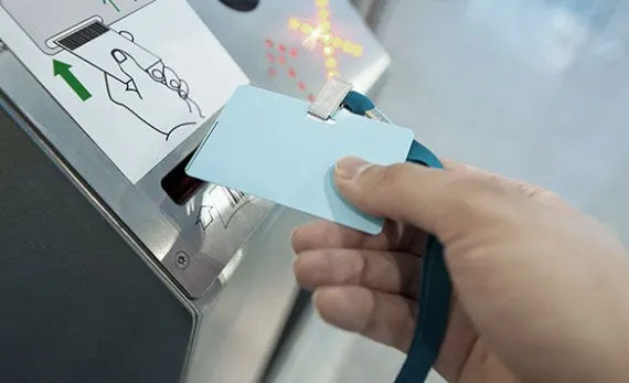 Użytkownik korzystający z elektronicznego systemu rejestracji wejść