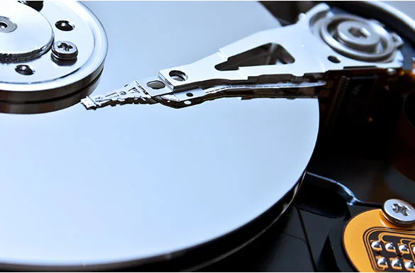 Bezpieczne przechowywanie danych – dysk twardy jako symbol backupu