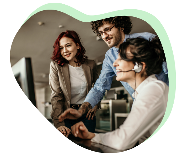 Zespół obsługi klienta w trakcie pracy przy komputerze