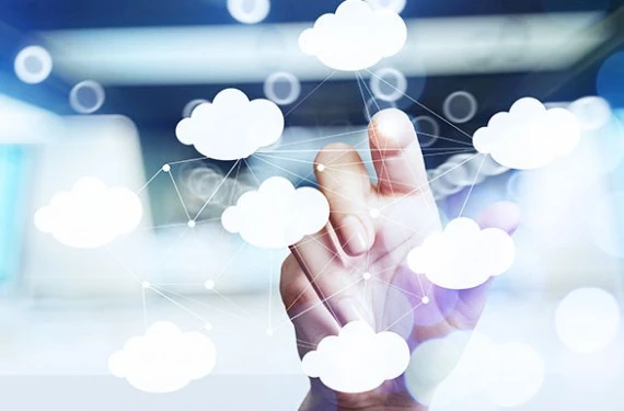 Dłoń dotykająca ikony chmur symbolizujących połączenia i technologię chmury obliczeniowej.